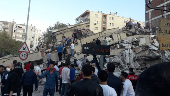 Cutremur cu magnitudinea de șapte grade pe scara Richter, în Turcia și Grecia. Mai multe clădiri s-au prăbușit (FOTO)