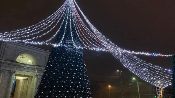 În Chișinău luminițele se vor aprinde la 1 decembrie, dar etapizat 