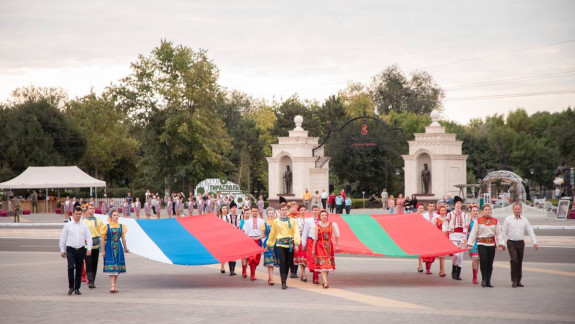 În costume naționale românești, artiștii din stânga Nistrului au purtat drapelul Rusiei și „steagul” regiunii transnistrene în centrul Tiraspolului