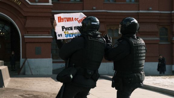 În mai multe orașe din Rusia au început proteste împotriva războiului. Zeci de persoane reținute (FOTO/VIDEO)