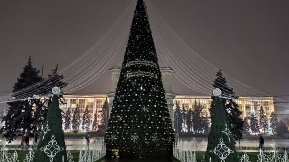 Inaugurarea bradului de Crăciun va da startul programului de sărbători în capitală. Ion Ceban: Guvernul a renunțat să participe”