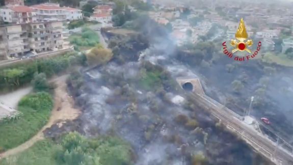 Incendiile lovesc Italia: Sute de turiști și localnici, evacuați (VIDEO)