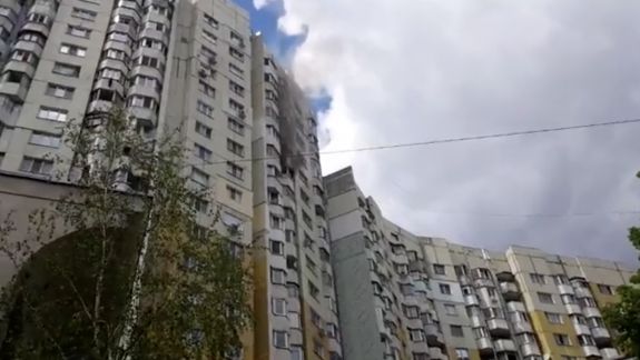 Incendiu în blocul de pe bulevardul Moscovei, afectat de explozie. UPDATE: Activitatea pompierilor, periclitată de mașinile parcate neregulamentar