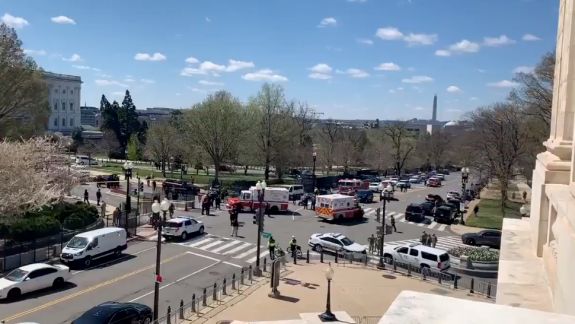 O mașină a accidentat doi polițiști la Capitoliului din Washington. Șoferul a decedat, rănit de oamenii legii