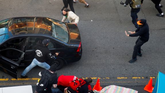 Incidentele continuă în SUA: Un bărbat a intrat cu mașina printre protestatari și a împușcat o persoană (VIDEO)