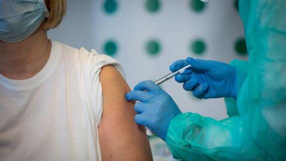 Instituțiile de stat și private, încurajate să-și vaccineze cel puțin 70% dintre angajați, conform unei decizii luate de CNESP