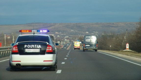 Isprava unui șofer, reținut de oamenii legii: Rămas singur în mașina polițiștilor, a pornit cu cătușele la mâini spre Chișinău