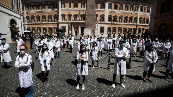 Italia: Sute de medici au ieșit în stradă, și-au aruncat halatele pe jos și au cerut o reformă în sănătate