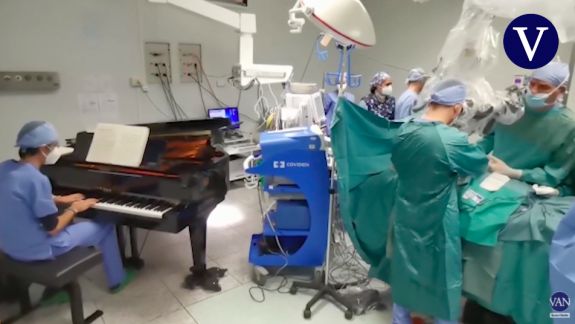 Italia: Un băiat de zece ani  fost operat de cancer pe melodii clasice, interpretate la pian (VIDEO)