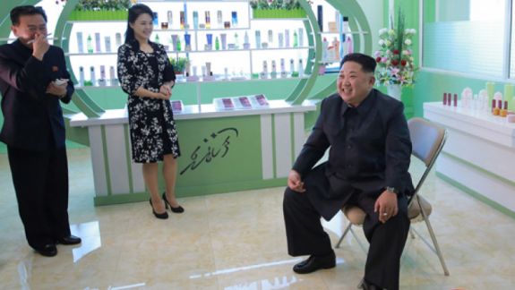 Kim Jong Un interzice purtarea blugilor rupţi sau skinny în Coreea de Nord