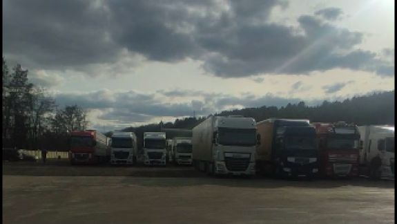 Mai multe camioane conduse de șoferi moldoveni staționează la hotar pe partea ucraineană. Explicația Poliției de Frontieră (VIDEO)