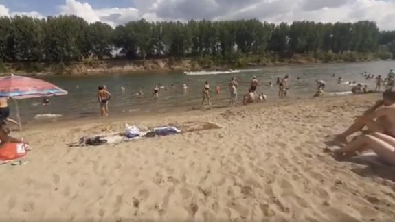 La Nistru ca la mare. Zeci de oameni au ales să își petreacă weekendul pe plajă, în timp ce bilanțul epidemiologic a ajuns la peste 30.000 (VIDEO)