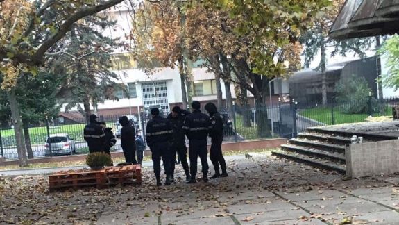 La Parlament au fost observați polițiști și mașini ale carabinierilor (FOTO)