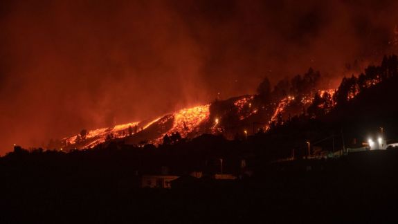 Lava vulcanului din La Palma a ajuns în ocean. În aer sunt eliberate substanțe chimice care pot afecta ochii, pielea și respirația (VIDEO)