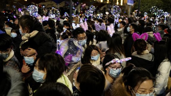 Liber de coronavirus de luni de zile, Wuhan a întâmpinat noul an cu mulțimi mari de oameni în stradă