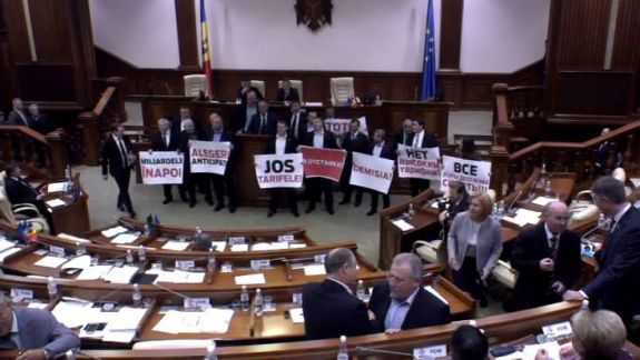 VIDEO. Socialiștii au blocat tribuna Parlamentului și protestează în sala de ședințe
