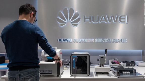 Compania Huawei va fi exclusă din rețeaua 5G a Marii Britanii începând cu anul 2027
