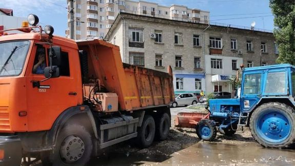 Lucrări de reparație pe mai multe străzi din Chișinău după inundațiile provocate de ploaie (FOTO)