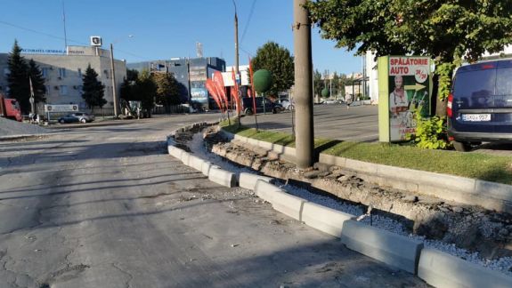 Lucrările de reparație a străzii Albișoara sunt în toi. Pe unul dintre tronsoane a început instalarea bordurilor noi