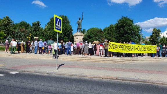 Mai mulți oameni s-au adunat la monumentul Ștefan cel Mare și au manifestat împotriva marșului organizat de comunitatea LGBT