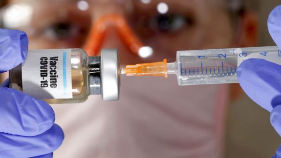 Marea Britanie recomandă persoanelor cu predispunere la alergii să nu facă vaccinul Pfizer-BioNTech împotriva COVID-19, după două cazuri de reacții adverse