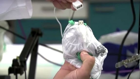 Mască ce se dezinfectează cu ajutorul căldurii generate de un încărcător de telefon mobil, inventată de cercetători din Israel
