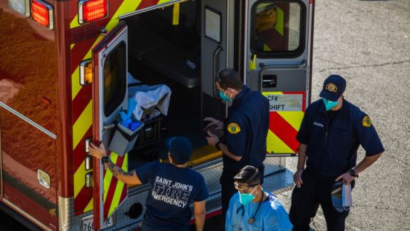 Măsură disperată în Los Angeles: Oamenii cu șanse mici de supraviețuire, lăsați acasă de ambulanțe
