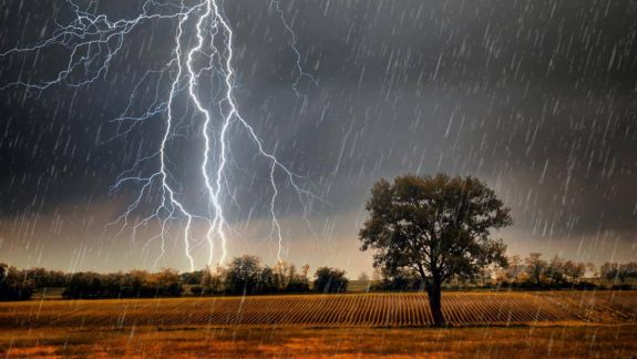 Ploi cu descărcări electrice și timp răcoros: Meteorologii emit Cod Galben de instabilitate atmosferică