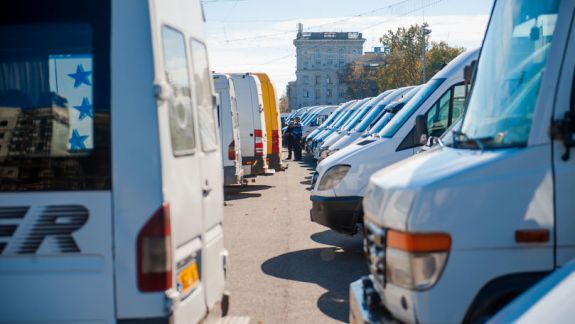 Microbuzele se alătură tractoarelor în centrul Chișinăului: Transportatorii auto ies la un marș în susținerea agricultorilor