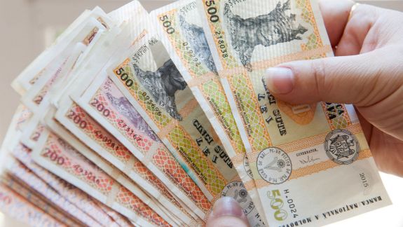Mii de angajați la stat vor primi, odată cu leafa din luna decembrie, încă jumătate de salariu, promite premierul. De unde vor fi luați banii