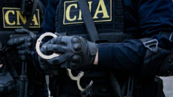 Mită de 5.000 de euro, la Ialoveni: Un șef de la Inspectoratul de Poliție și un complice, reținuți de CNA