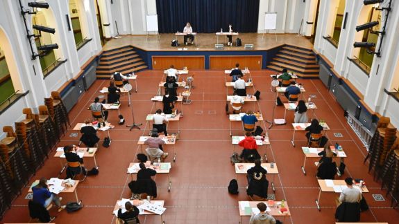 „Munca va fi supradozată”. Ce spun elevii și profesorii despre cele șapte modele propuse de MECC pentru anul de studii 2020-2021