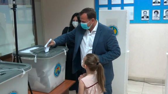 Năstase, alături de soție și fiică la secția de vot: Am votat pentru o Moldovă rațională și educată, în care nu se mai fură