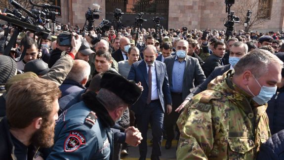 Noi tensiuni în Armenia. Armata cere demisia premierului, iar șeful guvernului denunță o încercare de lovitură de stat