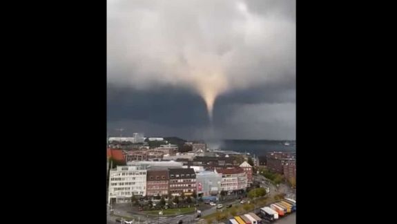 Nordul Germaniei: O tornadă venită de pe mare a luat mai mulți oameni pe sus și a avariat câteva clădiri (VIDEO)