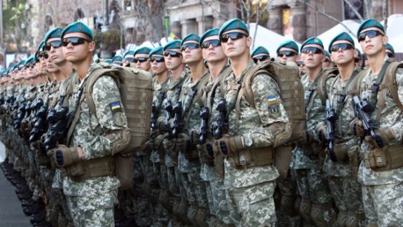 Numărul militarilor ucraineni va fi mărit cu 100.000 de persoane în următorii trei ani