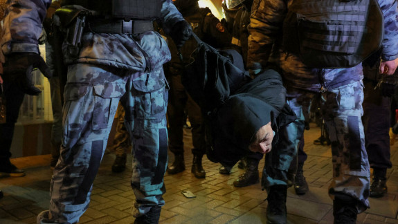Umiliți și maltratați. Peste o mie de protestatari, reținuți în Rusia