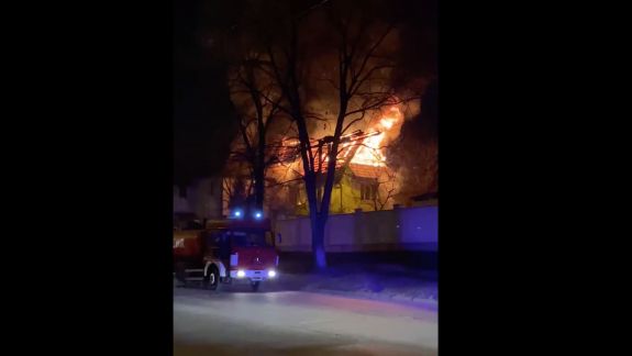 O casă cu două nivele a luat foc în sectorul Buiucani. Pompierii luptă cu flăcările (VIDEO)