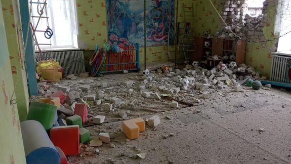 O grădiniță din Ucraina a fost parțial distrusă în urma unor bombardamente. Reacția șefului diplomației de la Kiev (VIDEO)