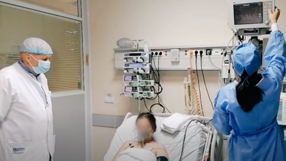 O gravidă de 20 de ani a fost la un pas de moarte, având plămânii afectați în totalitate de pneumonie. Medicii au reușit să salveze viața mamei și a bebelușului (VIDEO)
