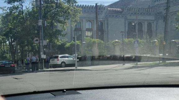 O mașină a ajuns în gardul Muzeului de Etnografie și Istorie Naturală. Un șofer nu a preselectat din timp banda potrivită (FOTO)