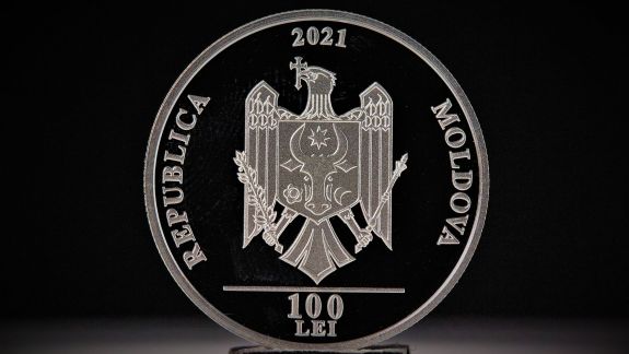 O monedă de argint, comemorativă, cu valoarea de 100 de lei, pusă în circulație de BNM. Moneda e dedicată Teatrului Național „Mihai Eminescu
