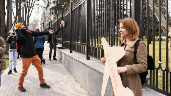 OccupyGuguță i-a transmis președintelui „felicitări” peste gardul Președinției (FOTO)