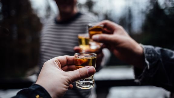 OMS avertizează: Consumul de alcool crește riscul de îmbolnăvire cu COVID-19 și înrăutățește simptomele