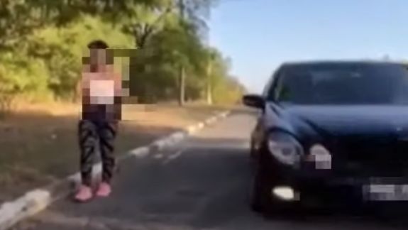 Panică pe o stradă din Bălți după un „experiment”. Câțiva tineri înarmați cu „Kalașnikov” au „răpit” o fată dintr-o stație de așteptare (VIDEO)