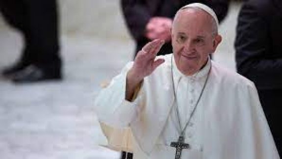 Papa Francisc, într-un interviu de Crăciun: Deseori nu recunoaştem măreţia efortului zilnic al lucrătorilor medicali