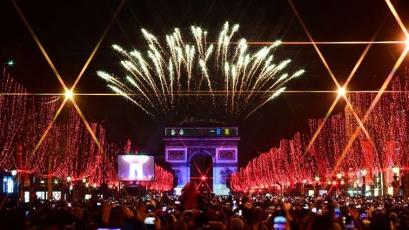 Parisul renunță la spectacolul de artificii din noaptea de Anul Nou din cauza temerilor legate de Omicron