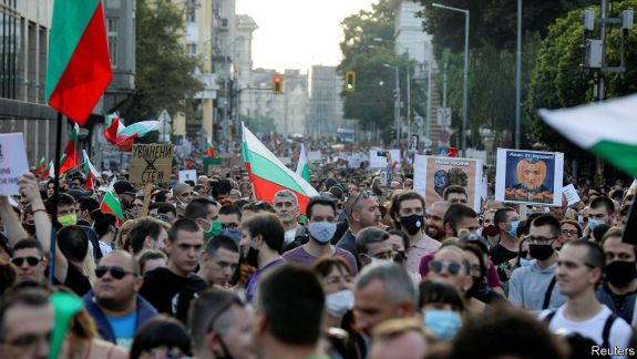 Parlamentul Bulgariei aprobă remanierea Guvernului, în timp ce protestele continuă