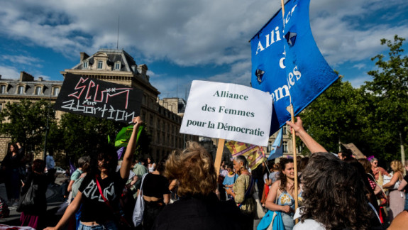 Partidul președintelui francez Emmanuel Macron dorește să înscrie dreptul la avort în Constituția Franței