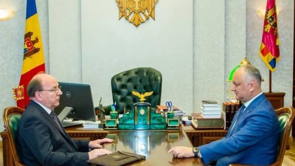 Pe final de mandat prezidențial, Igor Dodon l-a decorat pe Ambasadorul Federației Ruse cu Ordinul de Onoare 